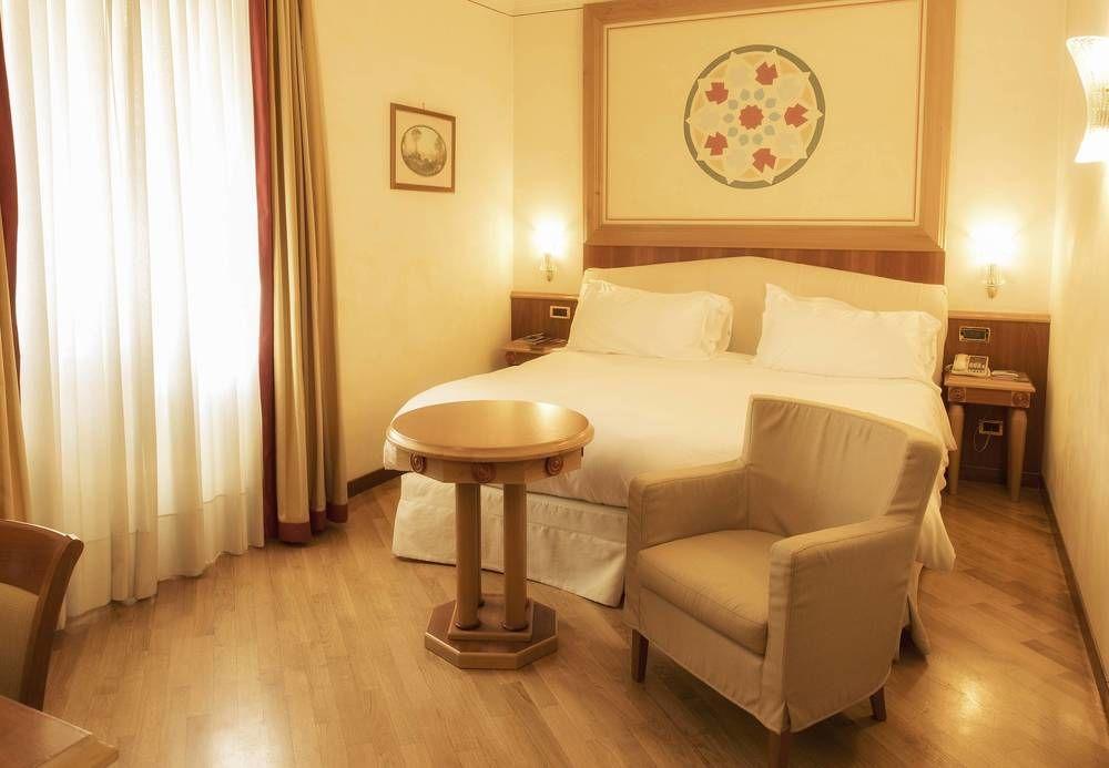Renaissance Naples Hotel Mediterraneo Екстер'єр фото