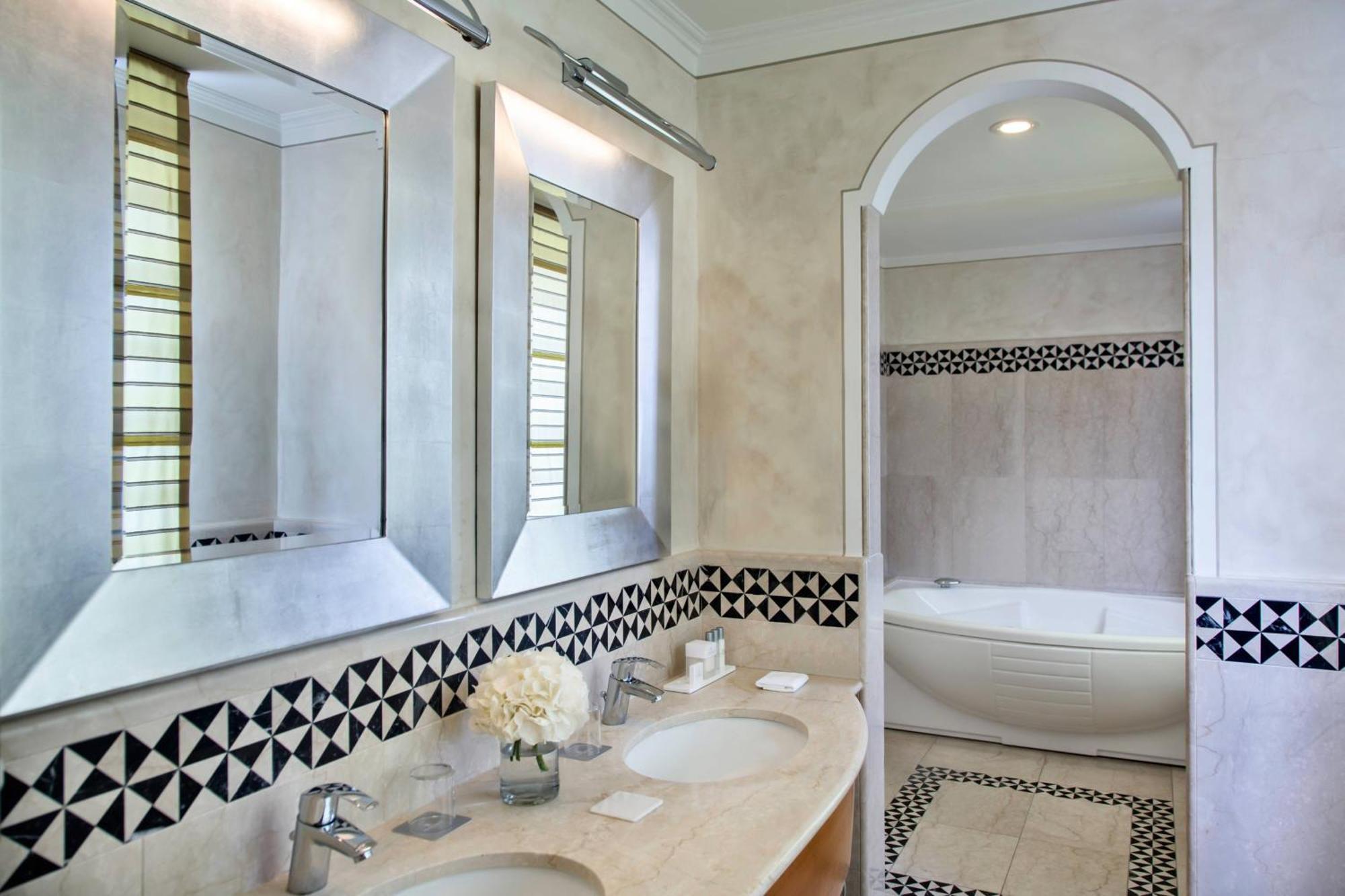 Renaissance Naples Hotel Mediterraneo Екстер'єр фото