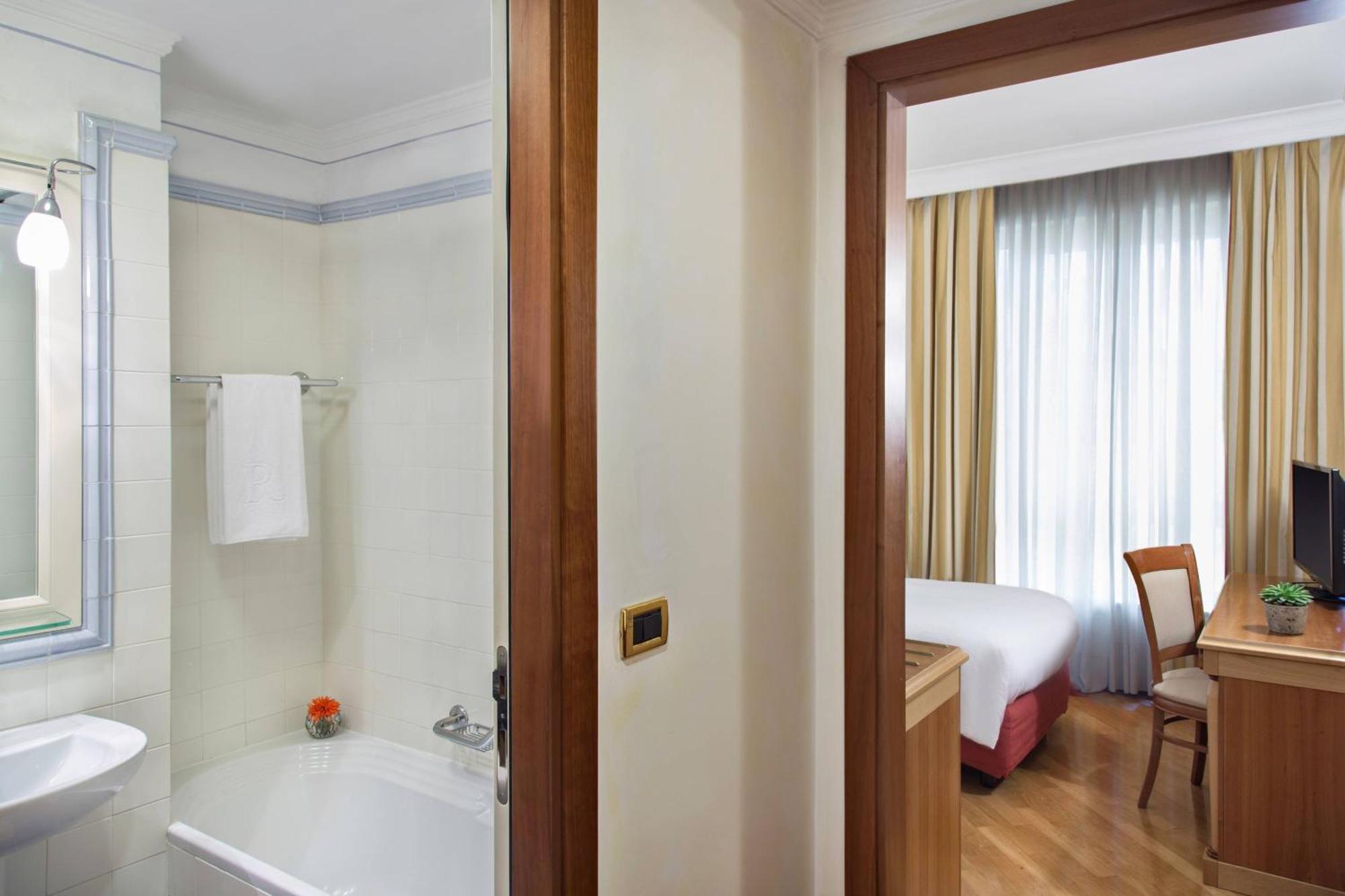 Renaissance Naples Hotel Mediterraneo Екстер'єр фото